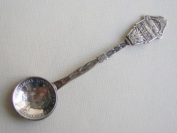 Sugar spoon with Queen Wilhelmina – (4598)